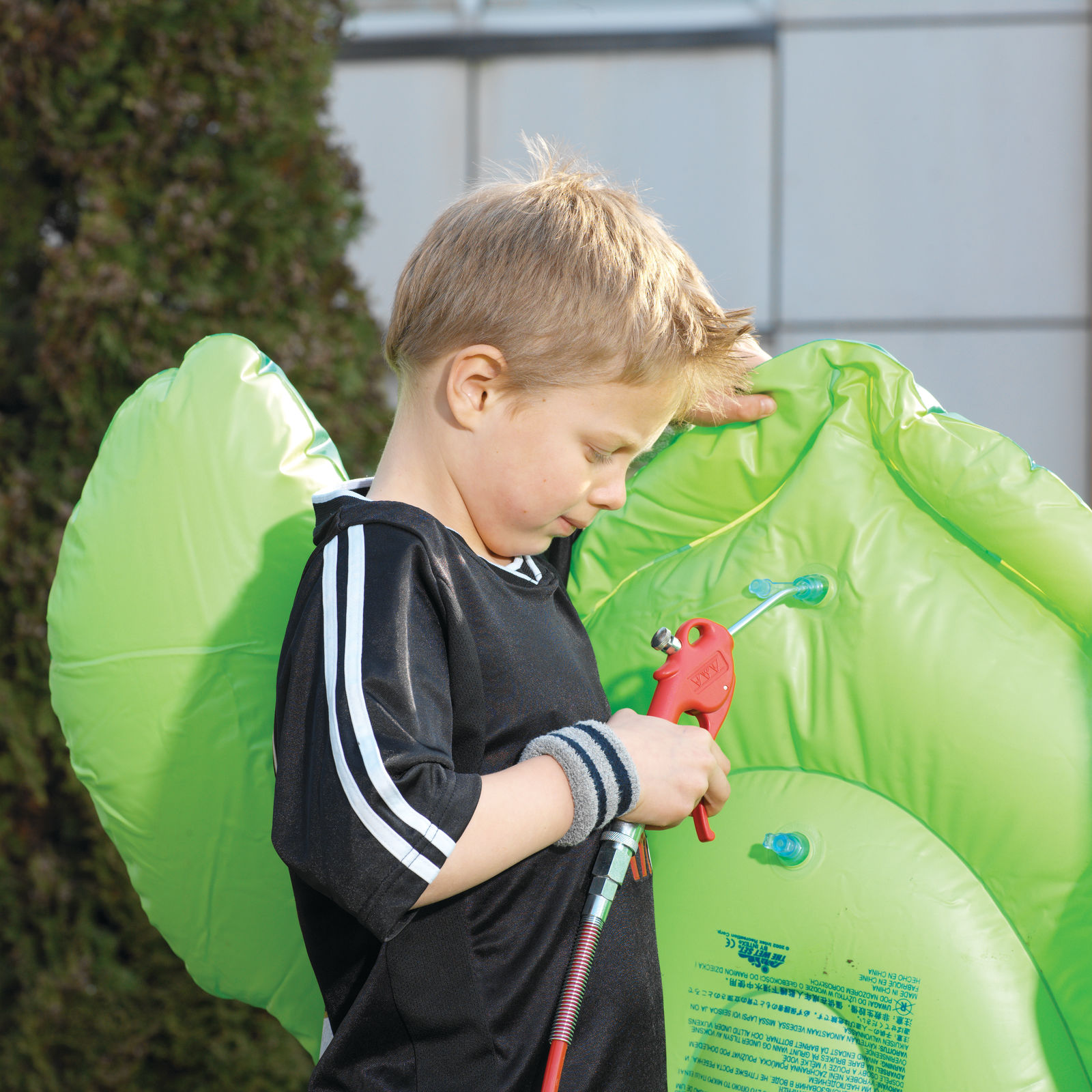 140103-000_JWL_Boy-inflating-paddling-pool-01-1600x1600 JWL AirBoy Classic mit Regelventil